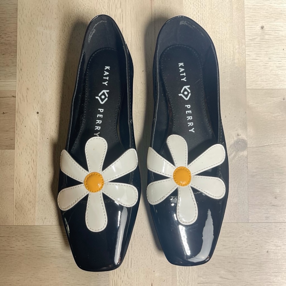 Katy Perry Collections Black Patent Loafers with White Daisy and Yellow Center